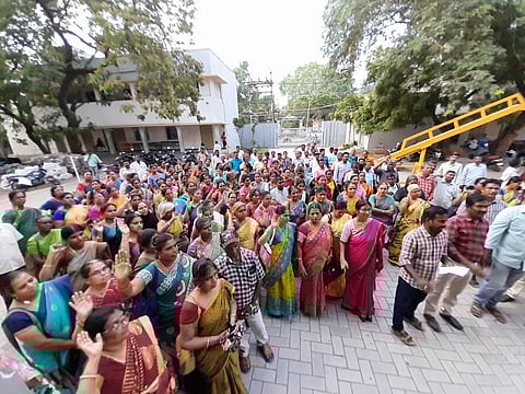 மதுரை மாநகராட்சி இளங்கோ மேல்நிலைப்பள்ளியில் பட்டதாரி ஆசிரியர்களுக்கான கலந்தாய்வில் தாமதமானதால் ஆசிரியர்கள் உள்ளிருப்பு போராட்டத்தில் ஈடுபட்டனர். படம்: எஸ்.கிருஷ்ணமூர்த்தி.