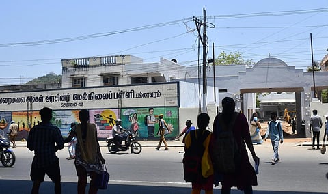 கோடை வெயில் தாக்கம் காரணமாக பள்ளிகள் திறப்பை ஒத்திவைக்க அரசு திட்டம்