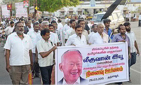 சிங்கப்பூரின் முதல் பிரதமர் லீ குவான் யூ மறைவின்போது நடைபெற்ற மவுன ஊர்வலத்தில் பங்கேற்றோர்.(கோப்பு படம்)