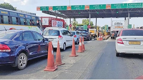 கப்பலூர் சுங்கச்சாவடியில் உடனுக்குடன் சர்வர் வேலை செய்யாததால் காத்திருக்கும் வாகனங்கள்.