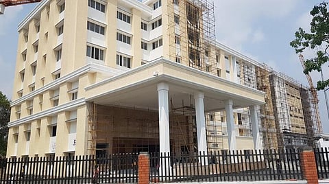 கிண்டி புதிய அரசு மருத்துவமனையின் இயக்குநர் பதவிக்கு முன்னாள் டீன்கள் முயற்சி: சுகாதாரத் துறை அதிகாரிகள் தகவல்