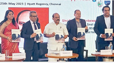 சென்னையில், அசோசெம் கூட்டமைப்பால் நடத்தப்பட்ட குழும மேம்பாடு கருத்தரங்கில் குழும வளர்ச்சி புத்தகத்தை அமைச்சர் தா.மோ.அன்பரசன் வெளியிட்டார். உடன் டிஐஐசி மேலாண்மை இயக்குநர் ஹன்ஸ் ராஜ் வர்மா, அசோசெம் தமிழ்நாடு கவுன்சிலின் மாநிலத் தலைவர், அரவிந்தன் செல்வராஜ், கிராண்ட் தோர்டன் பாரத் பங்குதாரர் பேராசிரியர். பத்மானந்த் உள்ளிட்டோர்.