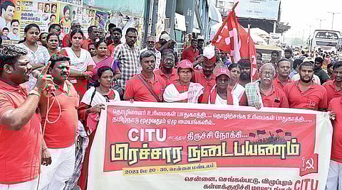 தொழிலாளர் மற்றும் தொழிற்சங்க உரிமைகளை பாதுகாக்க வலியுறுத்தி திருச்சியை நோக்கி பல்லாவரத்தில் தொடங்கிய சிஐடியு நடைபயணம். படம்: எம்.முத்துகணேஷ்