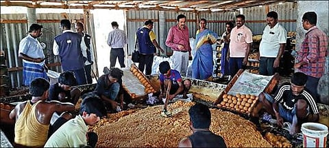 ஜேடர்பாளையத்தில் உள்ள வெல்லம் உற்பத்தி ஆலையில் ஆய்வு மேற்கொண்ட உணவுப் பாதுகாப்பு மற்றும் வருவாய்த் துறை அதிகாரிகள்.