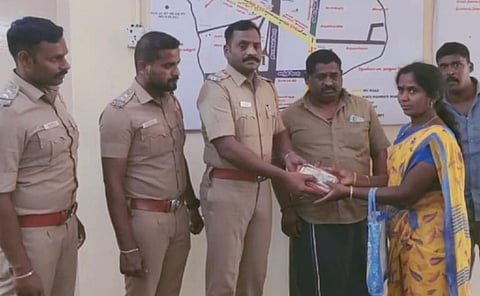 தேவகோட்டை நகர காவல் நிலையத்தில் வள்ளிமயிலிடம் பணத்தை ஒப்படைத்த இன்ஸ்பெக்டர் சரவணன். அருகில் ஆட்டோ ஓட்டுநர் கண்ணன்.