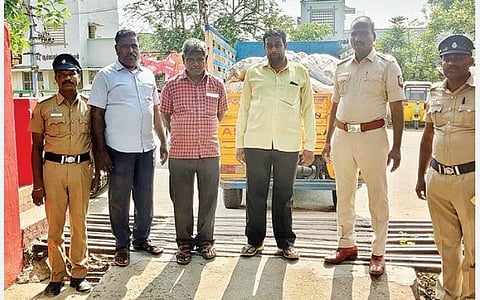 பேரணாம்பட்டு காவல் ஆய்வாளர் முத்துக்குமார் தலைமையிலான குழு வினர் சாராய வியாபாரிகளுக்காக பதுக்கி வைத்திருந்த 1,200 கிலோ வெல்லத்தை பறிமுதல் செய்தனர்.