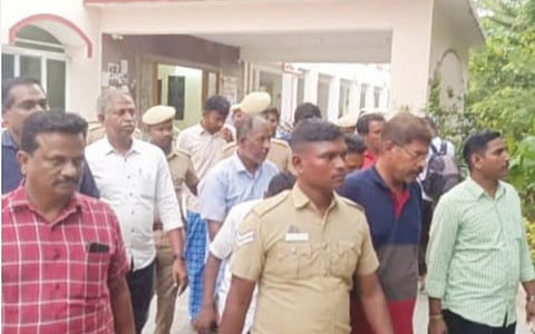 மரக்காணம் விஷச்சாராய உயிரிழப்பு வழக்கில் கைதோனோர் விழுப்புரம் குற்றவியல் நீதித்துறை நடுவர் மன்றத்தில் ஆஜர்படுத்தப்பட்டனர்.