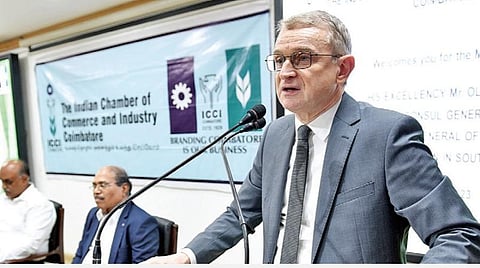 கோவையில் நடைபெற்ற தொழில்துறையினருடனான கலந்துரையாடல் கூட்டத்தில் பேசிய ரஷ்யா நாட்டின் தென்னிந்தியாவுக்கான தலைமை தூதரக அதிகாரி ஒலெக் அவ்தீவ். உடன், ஐசிசிஐ கோவை தலைவர்   ராமலு, இந்தியா ரஷ்யா தொழில் வர்த்தக சபையின் துணைத் தலைவர் வீரமணி. படம்: ஜெ.மனோகரன்