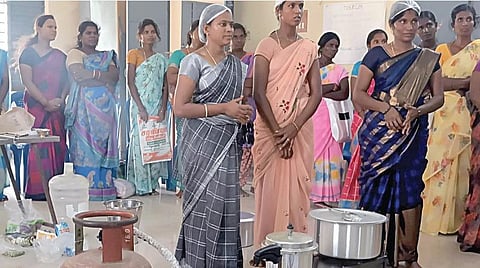 உளுந்தூர்பேட்டை மகளிர் திட்ட அலுவலகத்தில் நடைபெற்ற பயிற்சியில் பங்கேற்ற காலை உணவுத் திட்டத்துக்காக தேர்வு செய்யப்பட்ட பெண் பணியாளர்கள். (கோப்பு படம்)