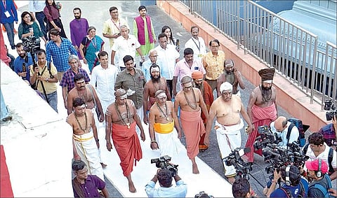 புதிய நாடாளுமன்ற கட்டிடத்தின் திறப்பு விழா பூஜையில் பங்கேற்கும் தமிழகத்தின் பல்வேறு மடங்களைச் சேர்ந்த  மடாதிபதிகள் மற்றும் குருக்களுக்கு, டெல்லி ஆர்.கே.புரத்தில் உள்ள மலை மந்திர் என அழைக்கப்படும் முருகன் கோயிலில் நேற்று வரவேற்பு அளிக்கப்பட்டது. படம்: பிடிஐ