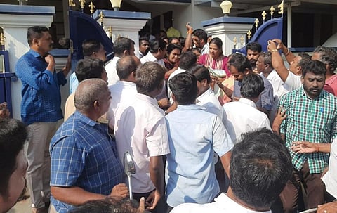 வருமான வரித் துறை அதிகாரிகளுடன் வாக்குவாதத்தில் ஈடுபட்ட திமுகவினர் | கோப்புப்படம்