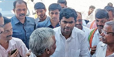 தாராபுரத்தில் நடைபெற்ற கோயில் விழாவில் பங்கேற்க வந்த பாஜக மாநிலத் தலைவர் அண்ணாமலை மற்றும் நிர்வாகிகள்.