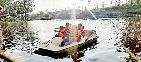 வால்பாறையில் புதிதாக அமைக்கப்பட்ட படகு இல்லத்தில் படகு சவாரி செய்து மகிழும் சுற்றுலா பயணிகள்.