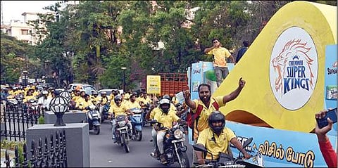 ஐபிஎல் இறுதிப் போட்டியில் சிஎஸ்கே அணி வெற்றி பெற ஆதரவு தெரிவித்து, ஐடிசி சன்பீஸ்ட் சூப்பர் மில்க் பிஸ்கட் பிராண்ட் சார்பில் கோவையில் நேற்று நடந்த ஊர்வலத்தில் கலந்து கொண்ட ரசிகர்கள்.