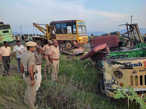 ஶ்ரீவில்லிபுத்தூர் அருகே நிகழ்ந்த விபத்தில் இருவர் உயிரிழப்பு; 11 பேர் காயம்