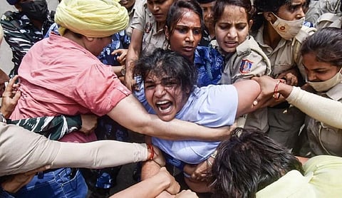 புதிய நாடாளுமன்றம் அருகே போராட முயன்ற மல்யுத்த வீராங்கனைகள், விவசாயிகள் கைது