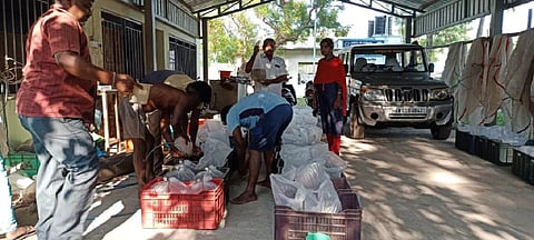 மேட்டூர் அரசு மீன் குஞ்சு உற்பத்தி, வளர்ப்பு பண்ணையில் இருந்து கேரளாவுக்கு 15 லட்சம் நுண்மீன் குஞ்சுகள் அனுப்பும் பணியில் ஊழியர்கள் ஈடுபட்டனர்.