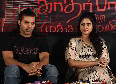 கோவையில் செய்தியாளர்களிடம் பேசிய திரைப்பட நடிகர் ஆர்யா மற்றும் நடிகை சித்தி இத்னானி ஆகியோர். | படம் : ஜெ.மனோகரன்.