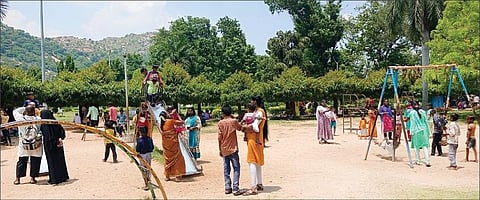 கிருஷ்ணகிரி அணை சிறுவர் பூங்காவில் விளையாடி மகிழ்ந்த குழந்தைகள் மற்றும் பெற்றோர்.