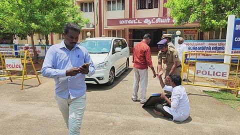 சிவகங்கை மாவட்ட ஆட்சியர் அலுவலகத்தில் ஆட்சியர் கார் முன்பாக தர்ணாவில் ஈடுபட்ட வெங்கடசுப்பிரமணியன்.