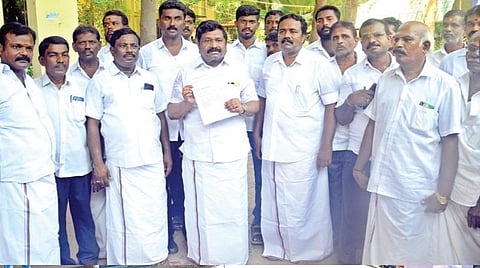 கூடங்குளத்தில் நிலவும் குடிநீர் தட்டுப்பாடை போக்க நடவடிக்கை எடுக்க கோரி திருநெல்வேலி மாவட்ட ஆட்சியர் அலுவலகத்தில் மனு அளிக்க வந்த
அதிமுகவினர். படங்கள்: மு. லெட்சுமி அருண்