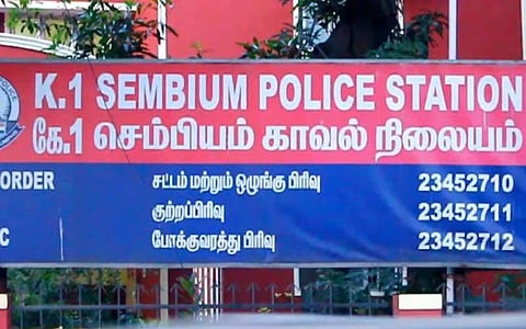 சென்னை | பெண்ணுக்கு குறுந்தகவல்: முதல்நிலை காவலர் பணியிடை நீக்கம்
