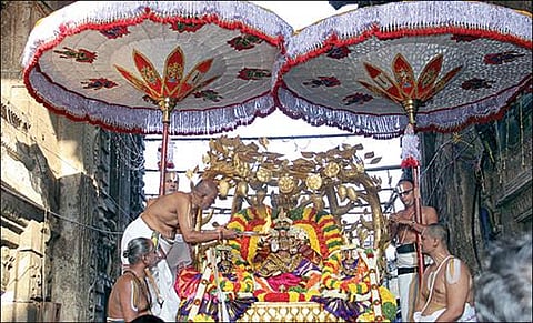 திருப்பதி கோவிந்தராஜ சுவாமி திருக்கோயில் பிரம்மோற்சவ விழாவின் 4-ம் நாளான நேற்று காலை உற்சவ மூர்த்திகள் கற்பக விருட்ச வாகனத்தில் எழுந்தருளி பக்தர்களுக்கு அருள் பாலித்தனர்.