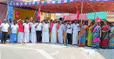 விருதுநகரில் தாமிரபரணி கூட்டு குடிநீர் திட்டத்தை முறையாக செயல்படுத்த வலியுறுத்தி இந்திய கம்யூ. தர்ணா