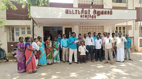 காரைக்குடி வட்டாட்சியர் அலுவலகம் முன்பாக ஆர்ப்பாட்டத்தில் ஈடுபட்ட வருவாய்த்துறையினர்.