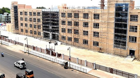 மதுரை பெரியார் பேருந்து நிலையத்தில் கட்டி முடித்தும் திறக்கப்படாத வணிக வளாக கடைகள்