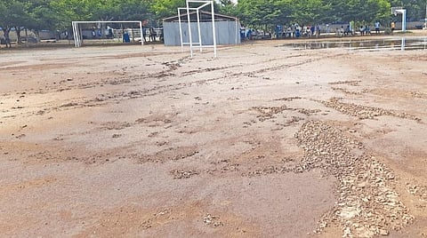 உடுமலை அரசு ஆண்கள் மேல்நிலைப் பள்ளியில் அடிப்படை வசதிகள் இல்லாத நேதாஜி விளையாட்டு மைதானம்