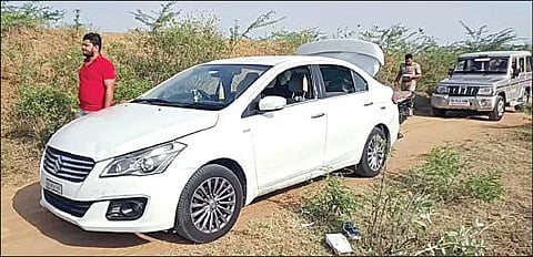 திருநெல்வேலி அருகே ரூ.1.5 கோடி பணம் வழிப்பறி சம்பவத்தில் கடத்தி செல்லப்பட்ட நகை வியாபாரியின் கார்.