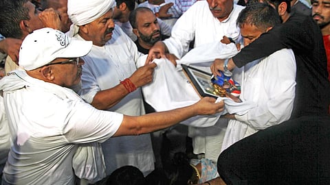 மல்யுத்த வீராங்கனைகளின் பதக்கங்களை கங்கையில் வீசும் திட்டம் நிறுத்திவைப்பு: மத்திய அரசுக்கு 5 நாள் கெடு