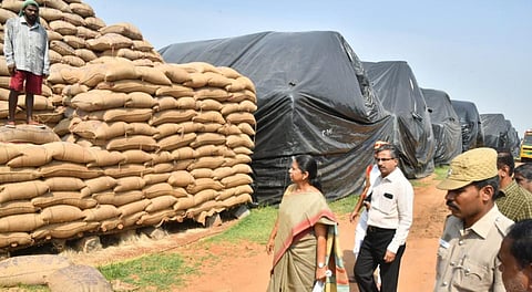 தருமபுரி அடுத்த வெத்தலைக்காரன் பள்ளம் திறந்தவெளி நெல் கிடங்கில் ஆய்வு நடத்திய ஆட்சியர் சாந்தி