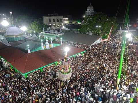 ஏர்வாடி தர்ஹா சந்தனக்கூடு திருவிழா கொடியேற்றம்: ஆயிரக்கணக்கான பக்தர்கள் பங்கேற்பு  