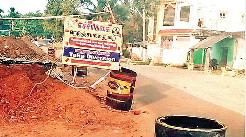 திருப்பத்தூர் - தருமபுரி பிரதான சாலையில் சிறுபாலம் அமைக்கும் பணிகளை விரைவுபடுத்த வேண்டும்: பொதுமக்கள் வலியுறுத்தல்