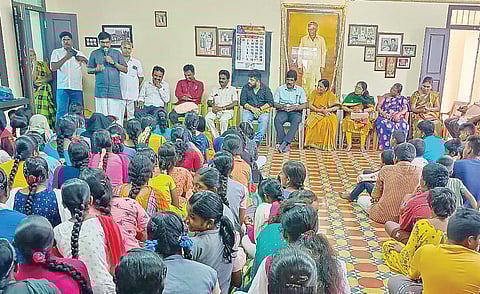 பூர்வீக வீட்டை கல்விக்கூடமாக மாற்றிய ஐஏஎஸ் அதிகாரி: களைகட்டும் போட்டித் தேர்வு பயிற்சி வகுப்புகள்