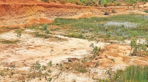 கடலூர் கேப்பர் மலையில் செம்மண் வெட்டி எடுக்கப்பட்டுள்ளது.