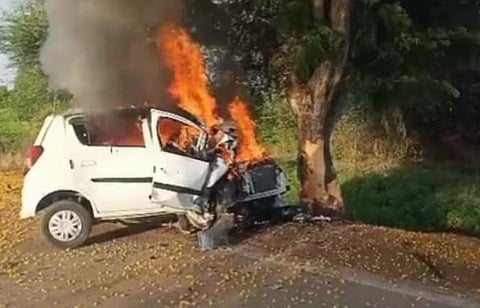 கார் தீப்பிடித்ததில் புதுமணத் தம்பதி உட்பட 4 பேர் உயிரிழப்பு