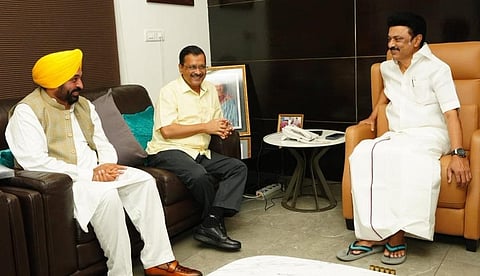 தமிழக முதல்வர் மு.க.ஸ்டாலினை அவரது இல்லத்தில் சந்தித்த டெல்லி முதல்வர் அரவிந்த் கேஜ்ரிவால்.