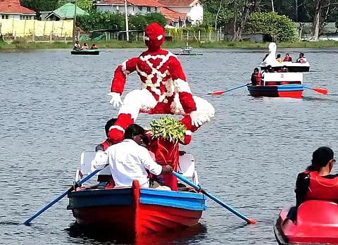 ஸ்பைடர் மேன் முதல் காளை வரை: கொடைக்கானல் ஏரியில் படகு அலங்கார போட்டி