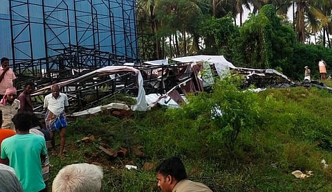 கோவை அருகே சரிந்து விழுந்த பிரமாண்ட விளம்பர பேனர் பொருத்தும் சாரம்