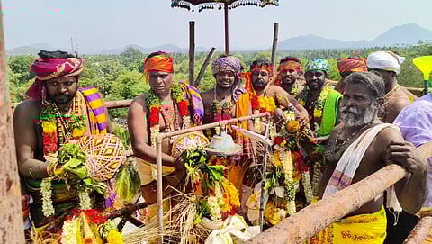 சிங்கம்புணரி சேவுகப்பெருமாள் அய்யனார் கோயில் கும்பாபிஷேகத்தில் கலசங்களுக்கு புனிதநீர் ஊற்றப்பட்டது.