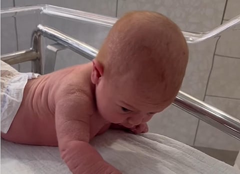 அமெரிக்கா | பிறந்த 3 நாட்களில் நகர்ந்த குழந்தை: வைரல் வீடியோ