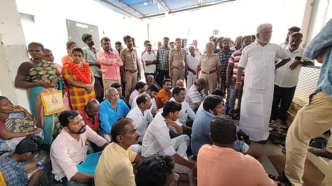 சங்கராபுரம் ஊராட்சி அலுவலகத்தை துணைத் தலைவர் பாண்டியராஜன், முன்னாள் எம்எல்ஏ சோழன் சித.பழனிசாமி தலைமையில் முற்றுகையிட்ட மக்கள்.