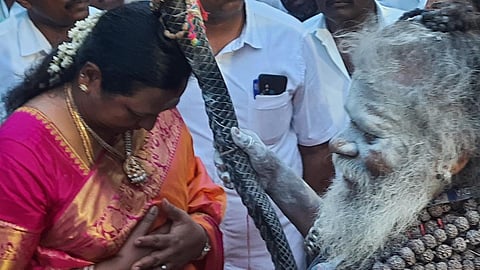 திருவண்ணாமலை அண்ணாமலையார் கோயிலில் சுவாமி தரிசனம் செய்த பிறகு, கோயிலில் இருந்த சிவனடியாரிடம் தேமுதிக பொருளாளர் பிரேமலதா ஆசி பெற்றார். படம் - இரா.தினேஷ்குமார்.