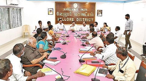 வேலூர் மாவட்ட ஆட்சியர் அலுவலகத்தில் மாநகராட்சி குடிநீர் விநியோகம் குறித்த ஆய்வுக்கூட்டம் நீர்வளத்துறை அமைச்சர் துரைமுருகன் தலைமையில் நேற்று நடைபெற்றது. அருகில், மாவட்ட ஆட்சியர் குமாரவேல் பாண்டியன், நாடாளுமன்ற உறுப்பினர் கதிர் ஆனந்த், சட்டப்பேரவை உறுப்பினர் ஏ.பி.நந்தகுமார், மேயர் சுஜாதா ஆனந்தகுமார், ஆணையர் ரத்தினசாமி உள்ளிட்டோர்.