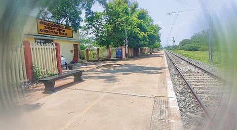 சேலம் அருகே அமைந்துள்ள அயோத்தியாப்பட்டணம் ரயில் நிலையத்தின் தோற்றம்.             படம்: எஸ்.குரு பிரசாத்