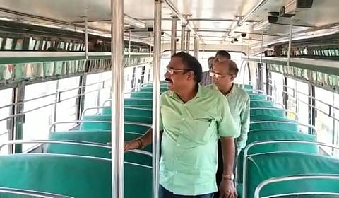 புதுச்சேரி கல்வி நிறுவன வாகனங்களில் அதிகாரிகள் ஆய்வு - 120 வாகனங்களுக்கு அனுமதி மறுப்பு