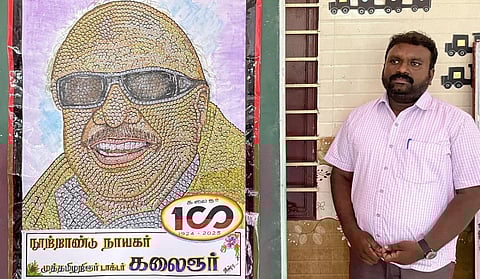 முதல்வர் ஸ்டாலினின் சிறிய அளவிலான 2 ஆயிரம் உருவப் படங்களை கொண்டு பெரிய அளவில் வரப்பட்ட கருணாநிதியின் ஓவியத்துடன் ஆசிரியர் பா.அன்புசெல்வன்